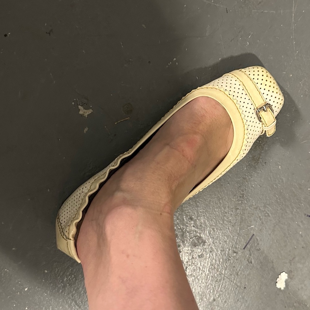 Authentic Fendi Ballerina Vernice Forata Cream Ballet Flats with Bow Accent - Picture 5 of 9